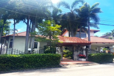 GPPH1965  Large family house with private pool for sale