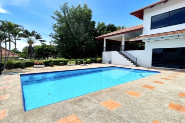 image 46 GPPH1965 Large family house with private pool for sale