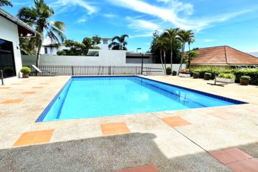 image 46 GPPH1965 Large family house with private pool for sale