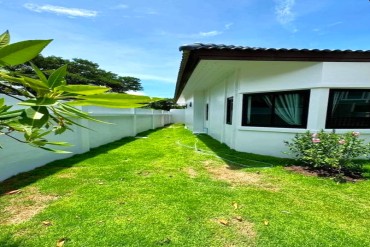 image 32 GPPH1966 Charming one-story house with a garden