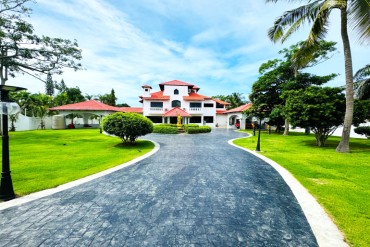 image 1 GPPH1989 Spacious pool villa with a beautiful garden